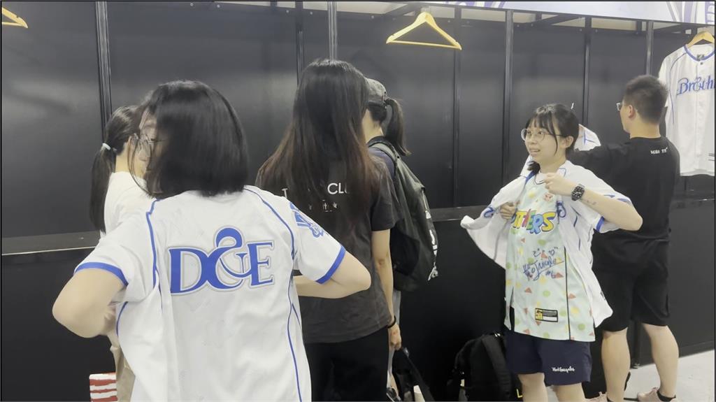 中信兄弟推SJ銀赫東海聯名球衣 粉絲搶購塞爆大巨蛋
