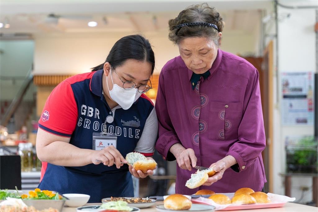 永信社福攜手大葉大學把教室移到香草花園　用香草料理喚起長者生活美好