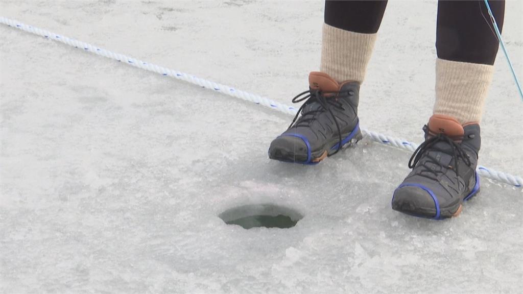 南韓冬季限定！6萬多人不畏低溫　零下9度下在冰河面釣魚