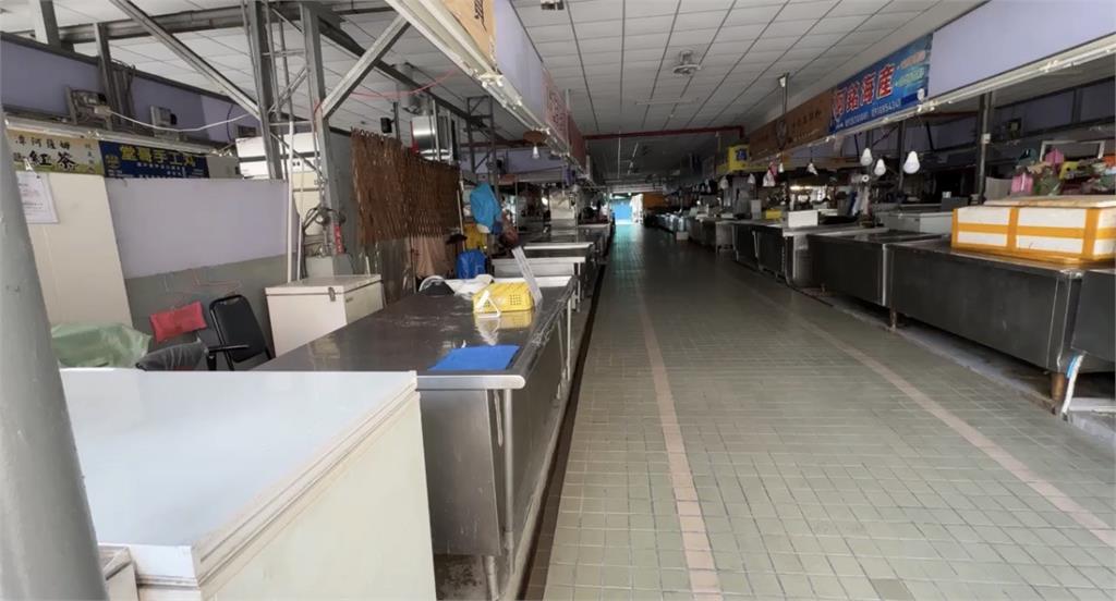 臭氣沖天受不了！　台南黃昏市場店家自力救濟「塑膠墊遮水溝」