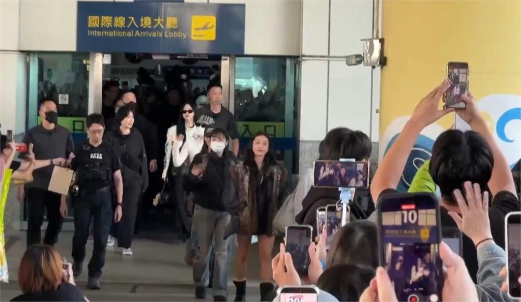 TWICE抵台粉絲搶接機! 周子瑜現身機場一度大暴動