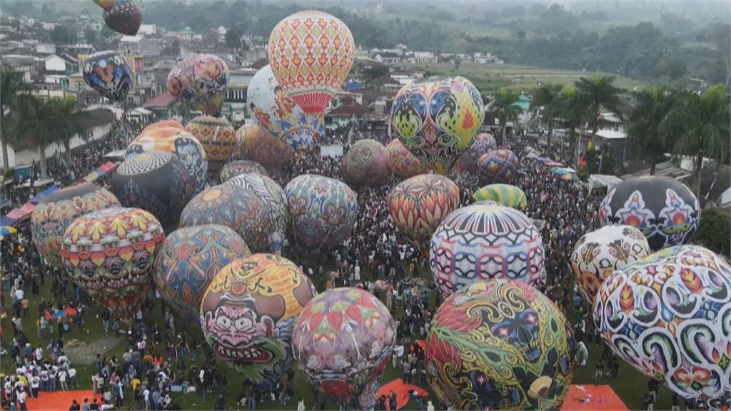爪哇島小鎮天空色彩繽紛　穆斯林喜迎開齋節　辦熱氣球慶典