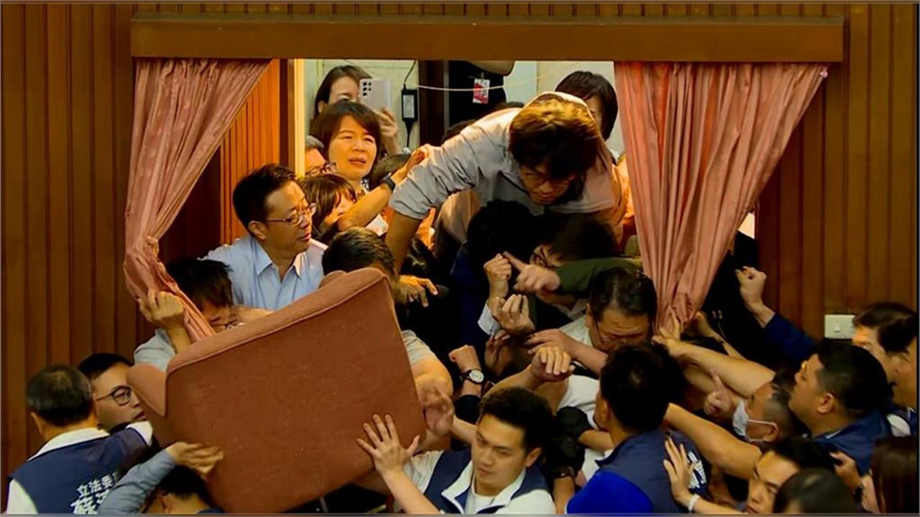 國會惡鬥削弱防衛！《經濟學人》揭台海「最大隱憂」：民主正遭內部背叛