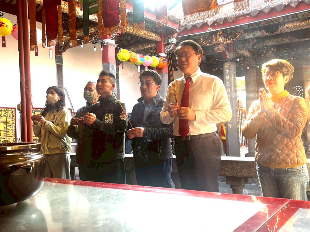 林右昌現身中正萬華地方信仰中心　「台派戰鬥雞」張銘祐聲勢被看漲