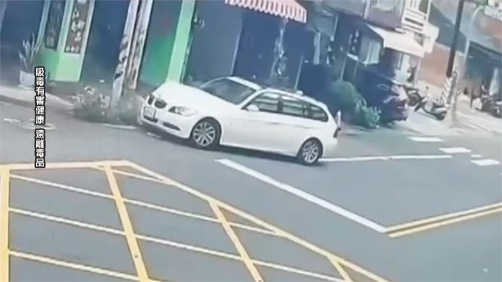 轎車自撞電桿　駕駛竟赤腳逃逸　車內驚見毒品、大量炮竹