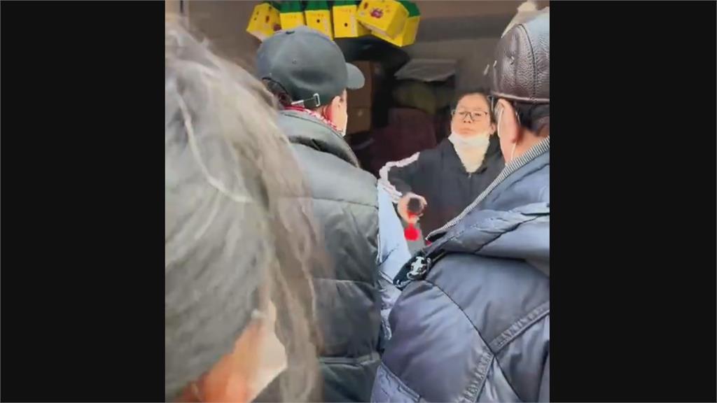 徒手狂摸草莓!中國婦不買還指指點點 惹攤販暴怒潑水嗆:神經病