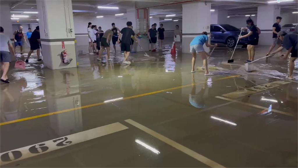 肉身擋水? 左營大樓住戶合力推水閘門 化解淹水危機