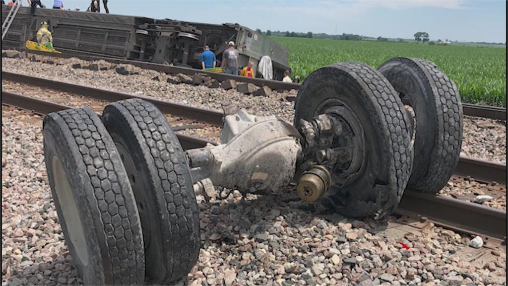 美國國鐵列車撞卡車「脫軌翻覆」　至少3死50傷