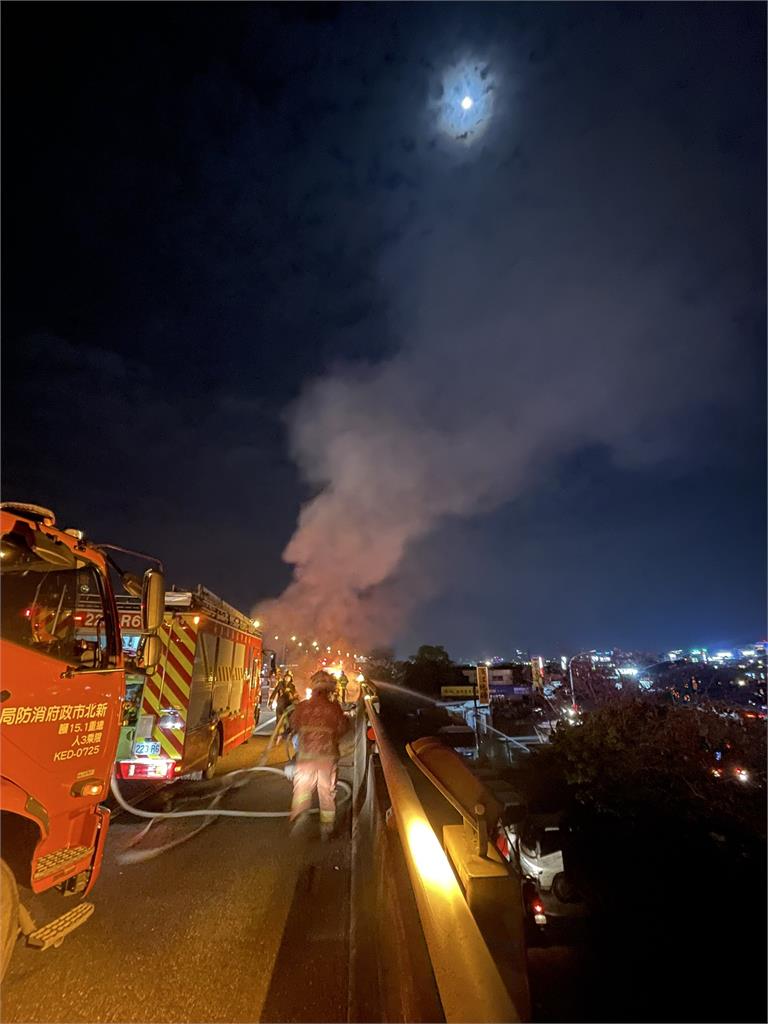 快新聞/最新!國1汐五高架堤頂段火燒車 整台車瞬間燒成一團火球