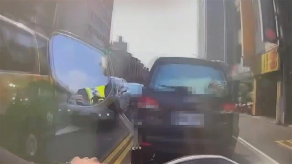 駕駛拒檢加速逃逸 受困車陣遭警破窗逮人