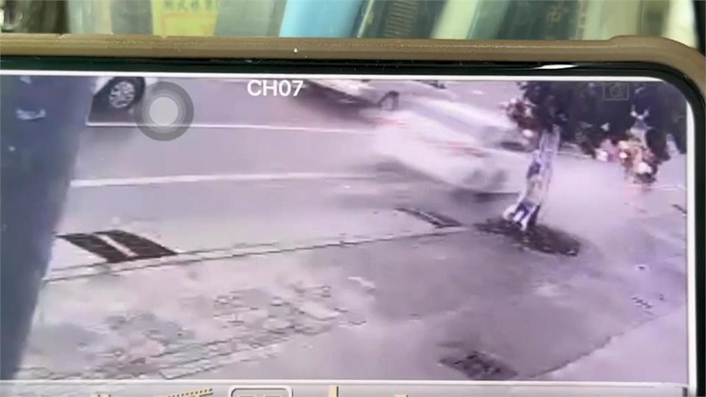 高雄轎車疑剎車失靈追撞 6騎士遭「保齡球式」掃倒