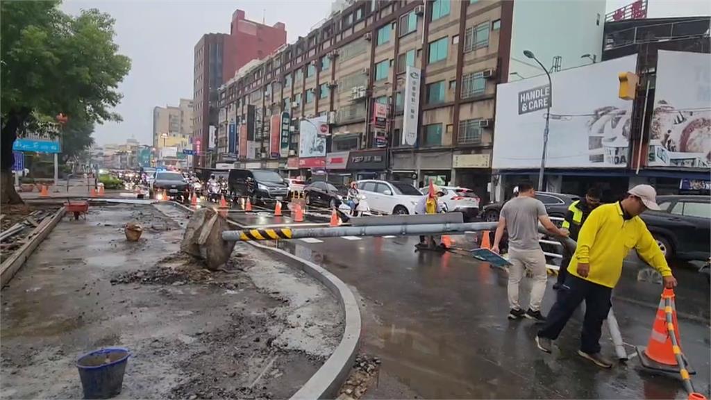 號誌燈桿突然倒下！　路過車輛急煞險遭砸中
