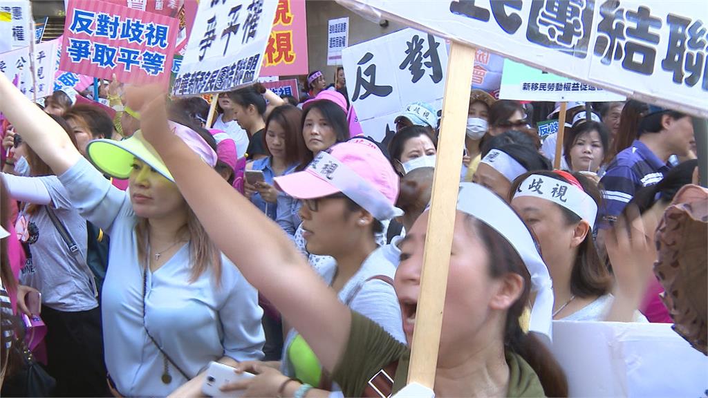 定居台「須棄中國護照」 網喊：依親用健保也要取消