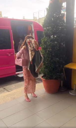 吊車大王見愛妻遮臉遭酸「見不得人」！罕見動怒回嗆酸民：說話留口德