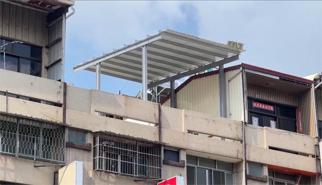 危險! 台中2工人"零防護"站5樓高屋頂施工 最高罰30萬
