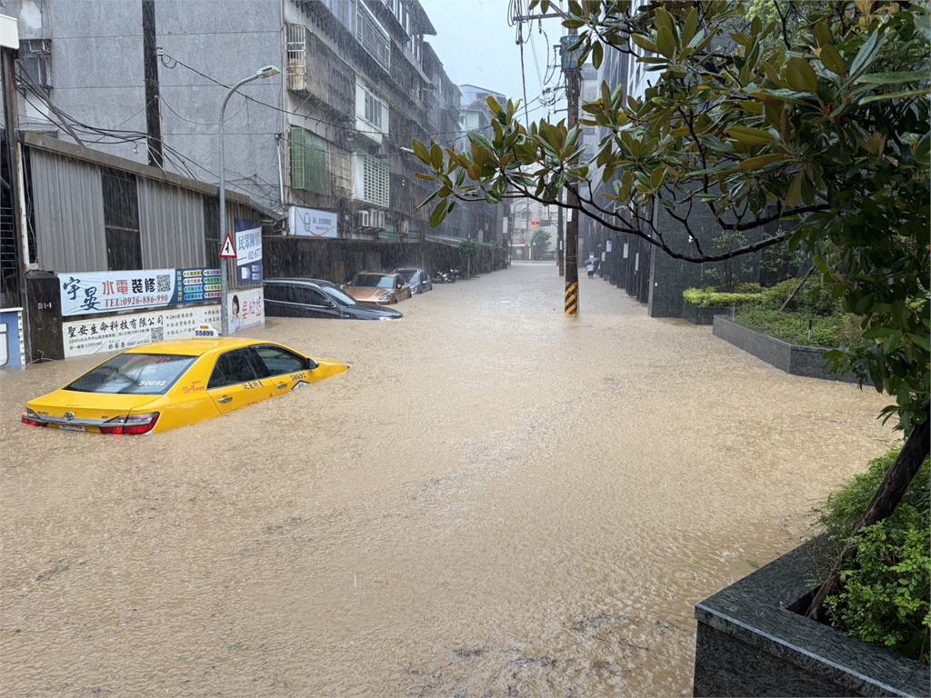 台北暴雨狂炸內湖慘變「蟑螂火鍋」！蔣萬安臉書遭灌爆：多看不起選民？