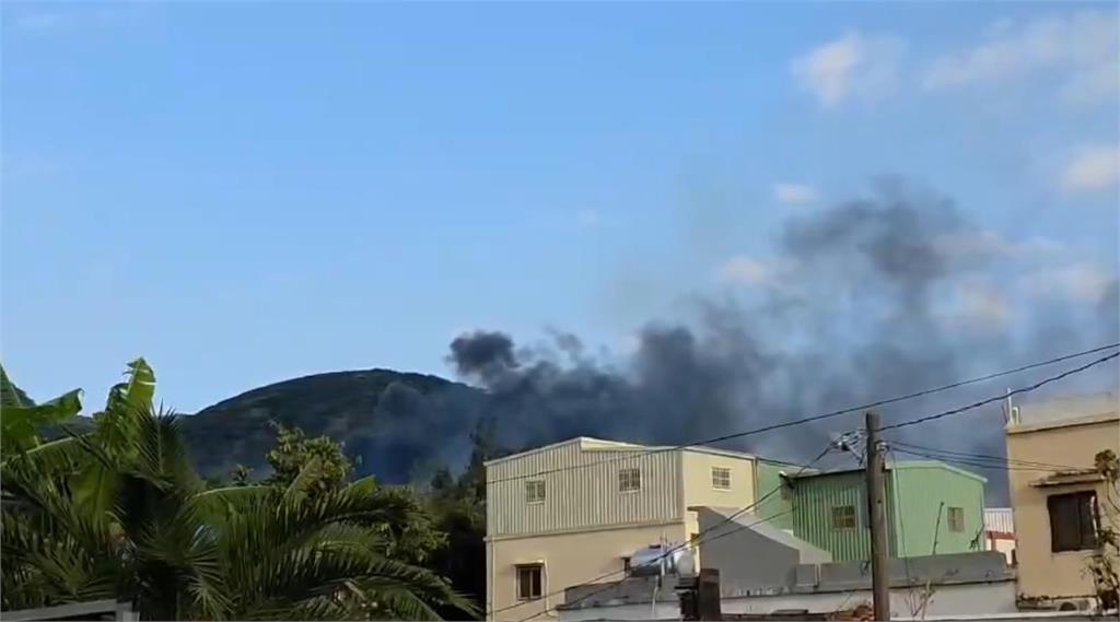 快新聞/屏東恆春第三公墓起火!延燒近三軍聯訓基地司令台 畫面曝光