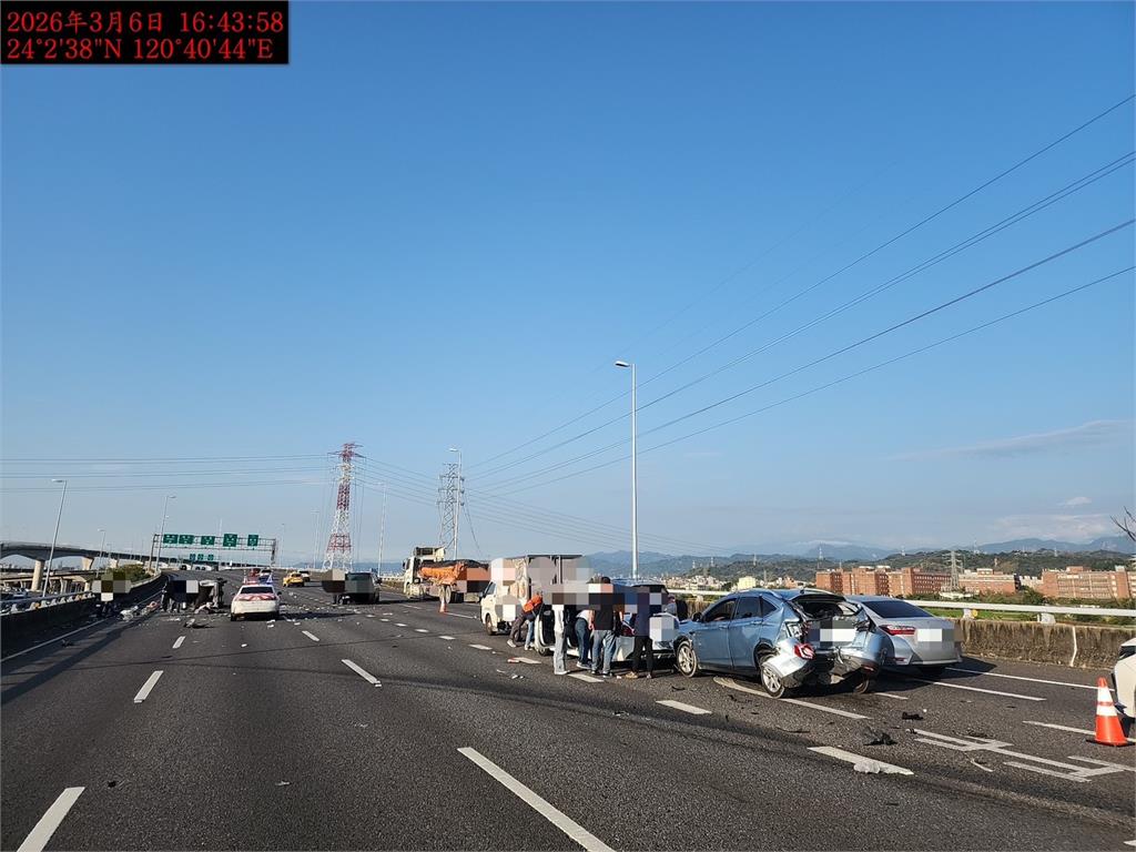 快新聞／貨物噴滿地！國3小貨車追撞後「側翻」釀6傷　5車連環撞畫面曝