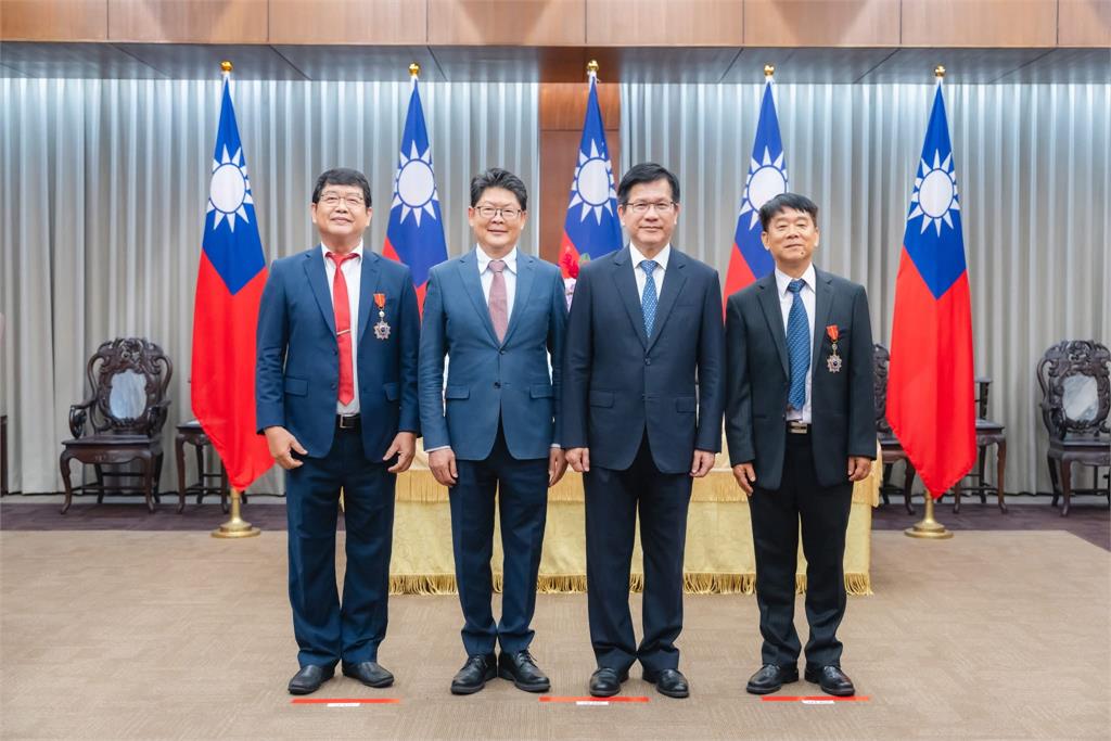 快新聞/致敬台灣無名英雄 林佳龍親表揚退休及現職外交人員