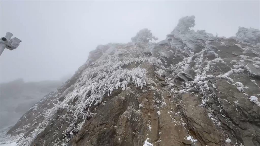 寒流發威北部下探9度 太平山降下冰霰累積2公分