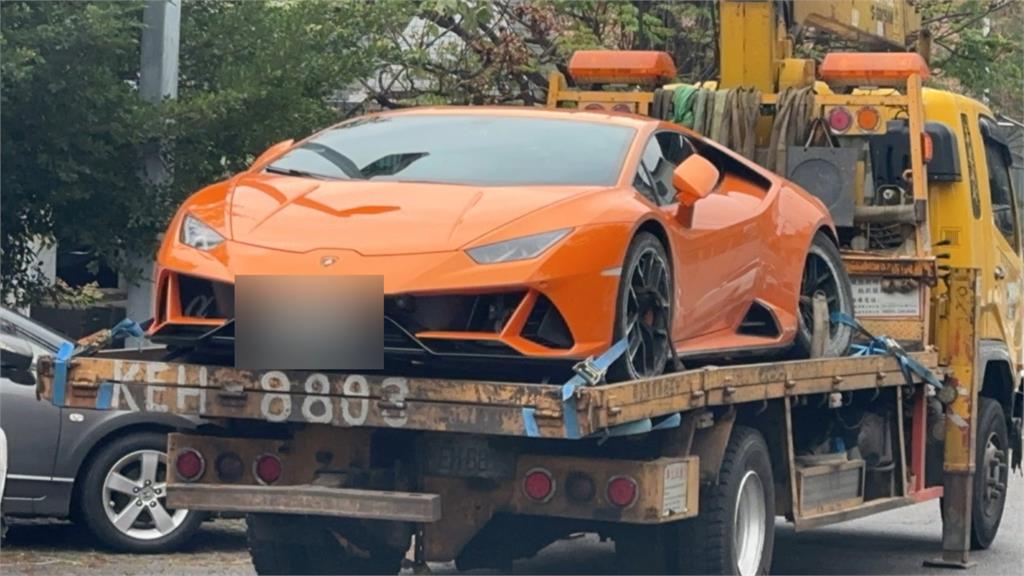 千萬「小牛」南下車聚國道自撞　駕駛:疑輾異物失控