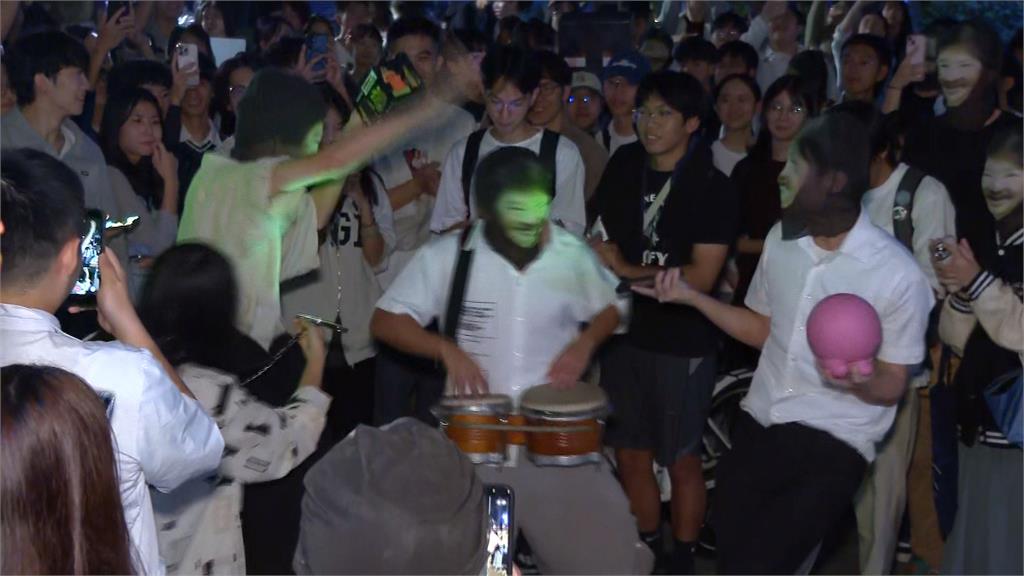 今年萬聖節最夯裝扮！台大學生穿白衣扮「盧媽媽打鼓」