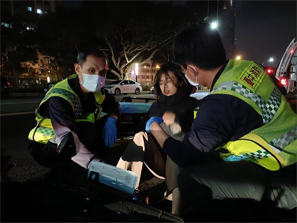 正妹騎車擦撞賓士受傷倒地！路人幫撐傘魔術師目擊讚：台灣最美風景