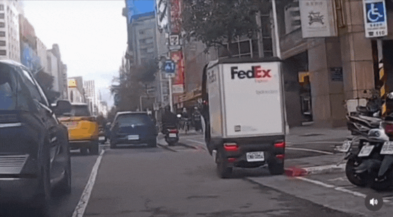 快訊／三立採訪車「撞進彰化銀行」10人受傷送醫！「失速暴衝」9秒畫面曝光