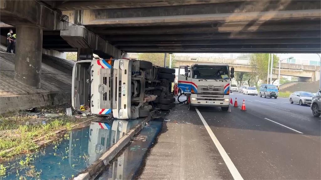 油罐車下匝道疑過彎不慎翻覆　1萬8千公升柴油傾瀉一地