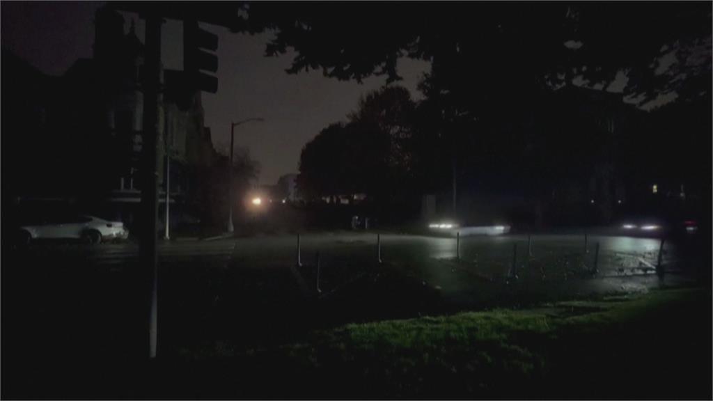 舊金山大停電「一度影響13萬戶」 無人計程車停路中央