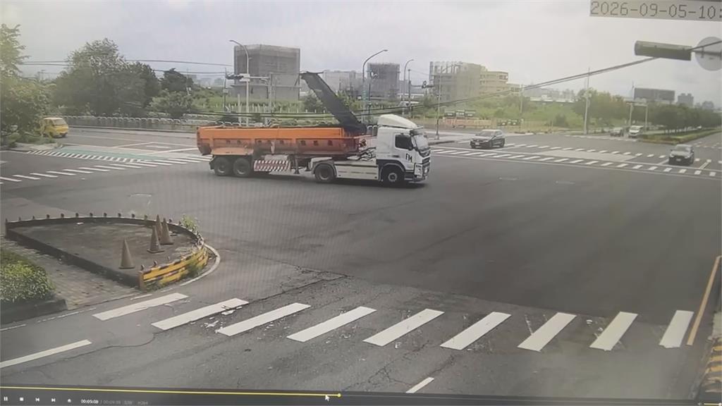 台中烏日疑超車不慎自撞分隔島　駕駛無照　釀燒車四傷