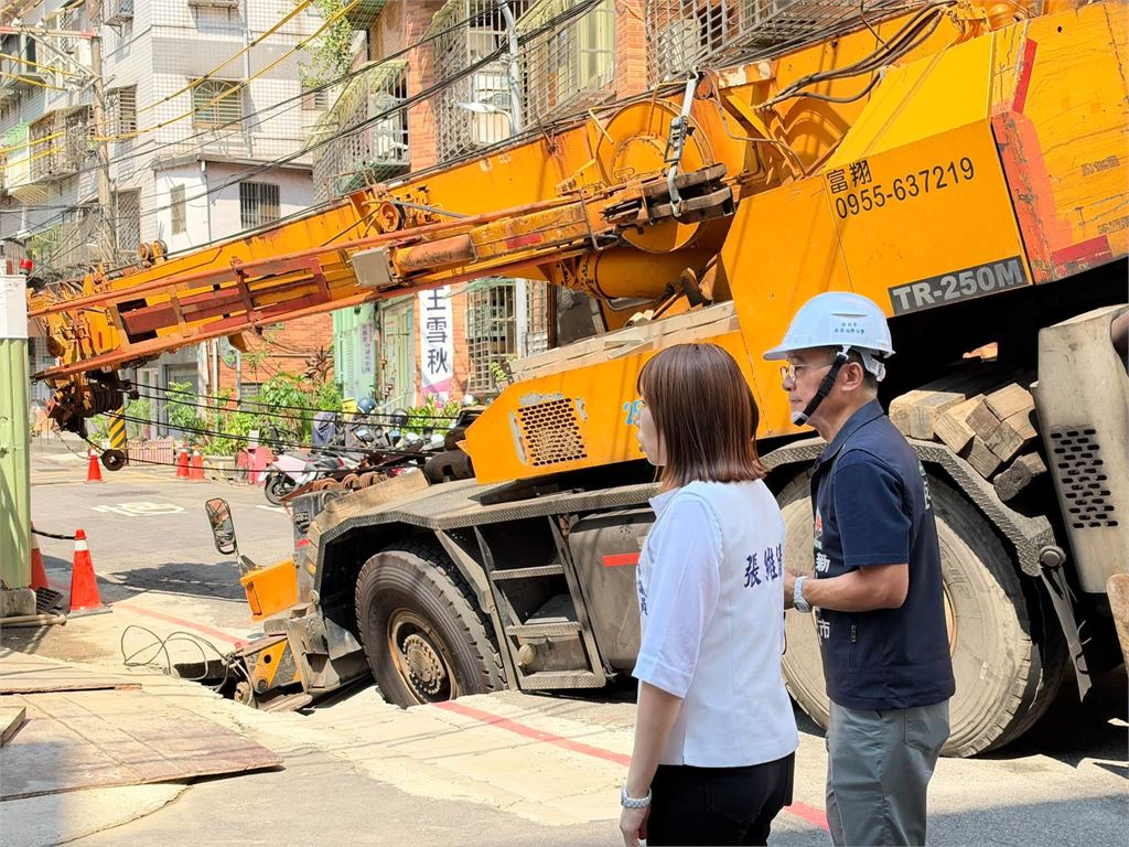 快新聞／新北中和建案工地旁驚見「天坑」！大型工程車陷落受困