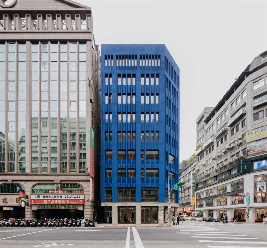 英駐台代表鄧元翰到訪《正旅館 藍》!知名藝術家蘇子崴揭示設計理念