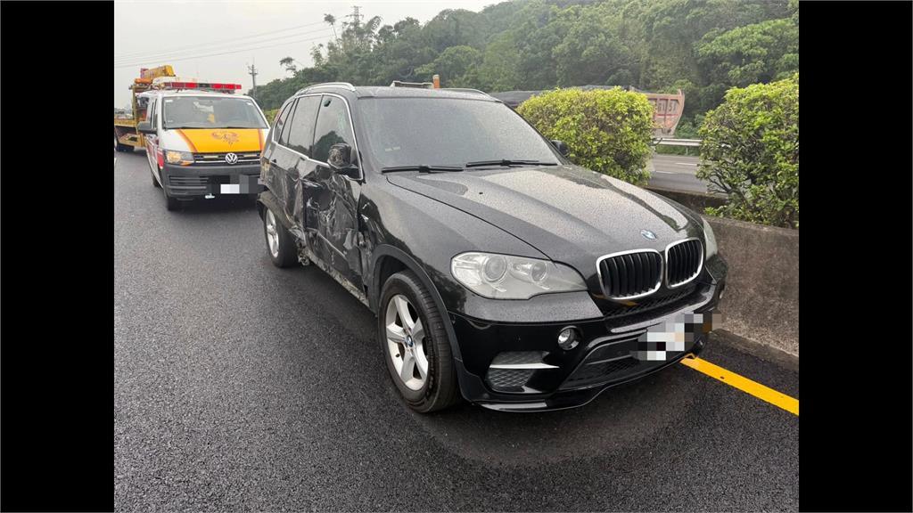 大貨車爆胎失控衝進內側車道 下1秒...休旅車撞上