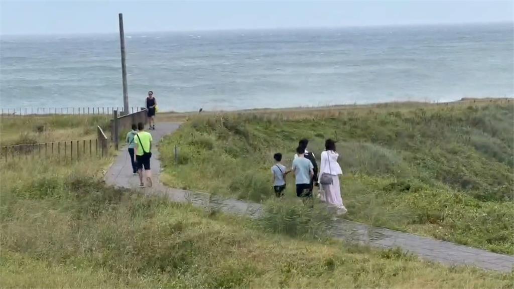 新北.基.花.馬沿岸6米"巨浪告警" 漂流木淹沒鼻頭漁港