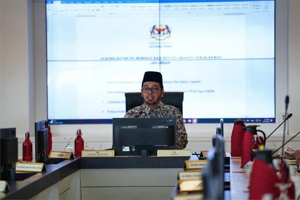 馬國部長瞎扯工作壓力大「會變同志」！遭網轟「性別歧視」他再喊：拒絕正常化