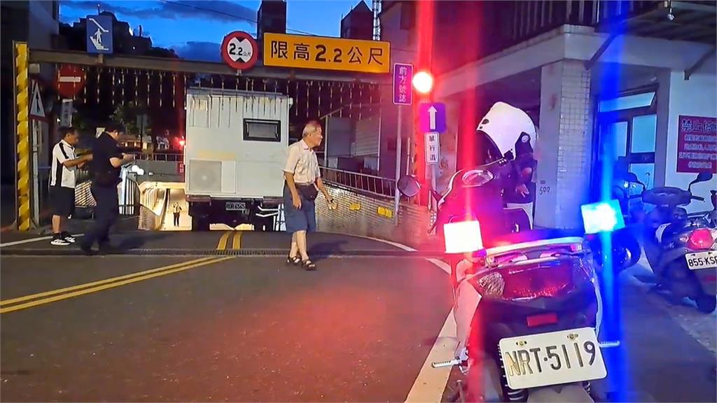 沒注意限高誤闖羅東地下道　露營車受困2小時「害交通打結」