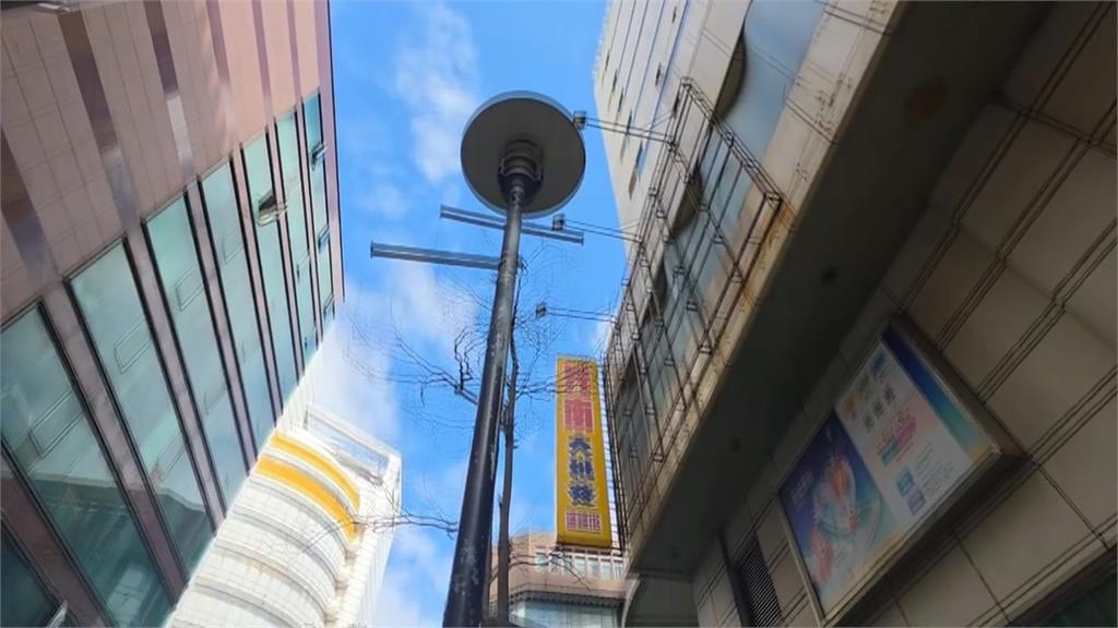 街頭健身房?!　桃園街頭現單槓男