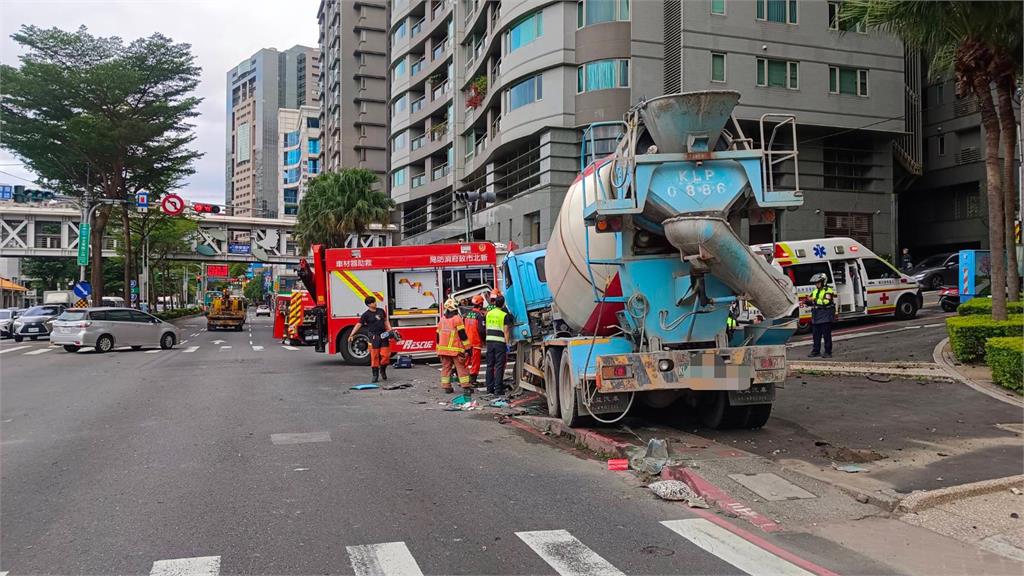 快新聞／淡水車禍！混凝土車撞小客車後再撞路牌　3人送醫均輕傷