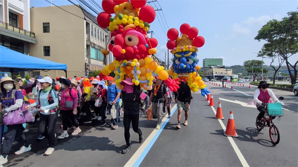 白沙屯媽祖進香!婦推抱腦麻兒還願 善心民眾提供免費充電站