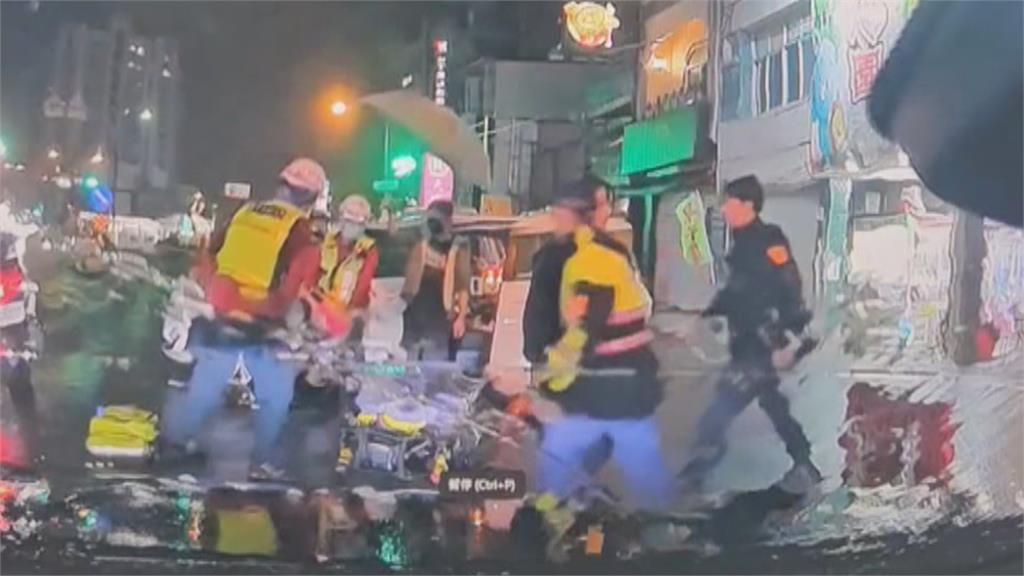 疑未保持安全距離? 騎士自摔滑入迴轉車下方受困