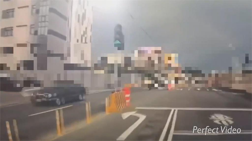 驚險場面曝！高雄騎單車老翁「突倒路中」　出勤救護車險輾過　網友：專業碰瓷？