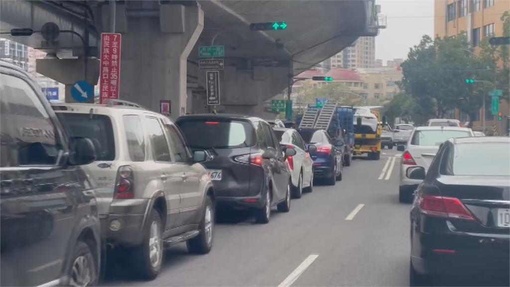 扯!高雄左營這處路口 4輛砂石車「集體闖紅燈」