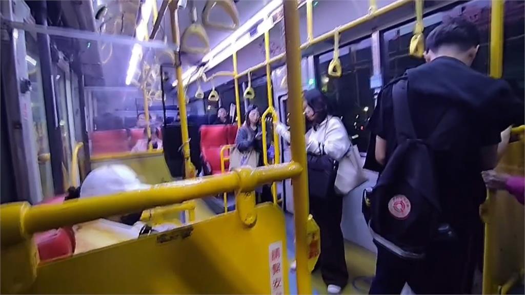 公車司機開車講電話「大談借錢利息」 乘客憂出意外!業者:給予行政懲處