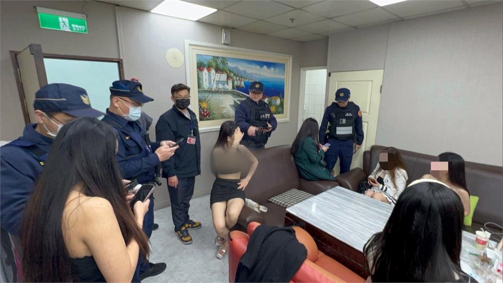非法女移工轉戰聲色場所! 霧峰警方臨檢KTV酒店...火辣女陪侍躲進夾層暗房