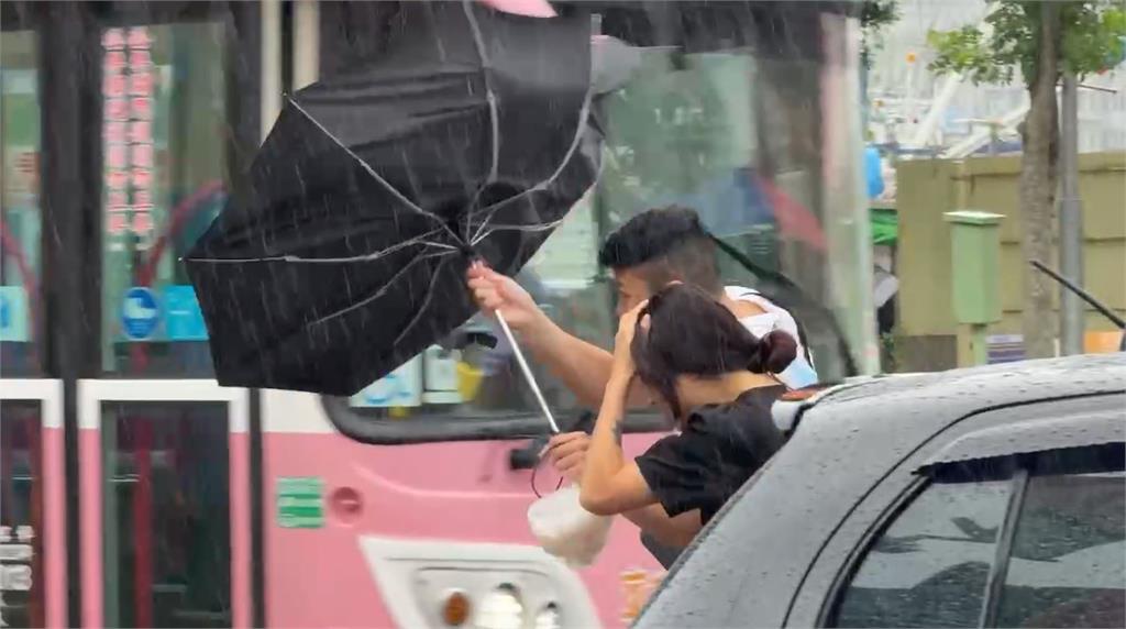 暴雨炸陽金公路土石崩 保時捷底盤太低卡泥流受困