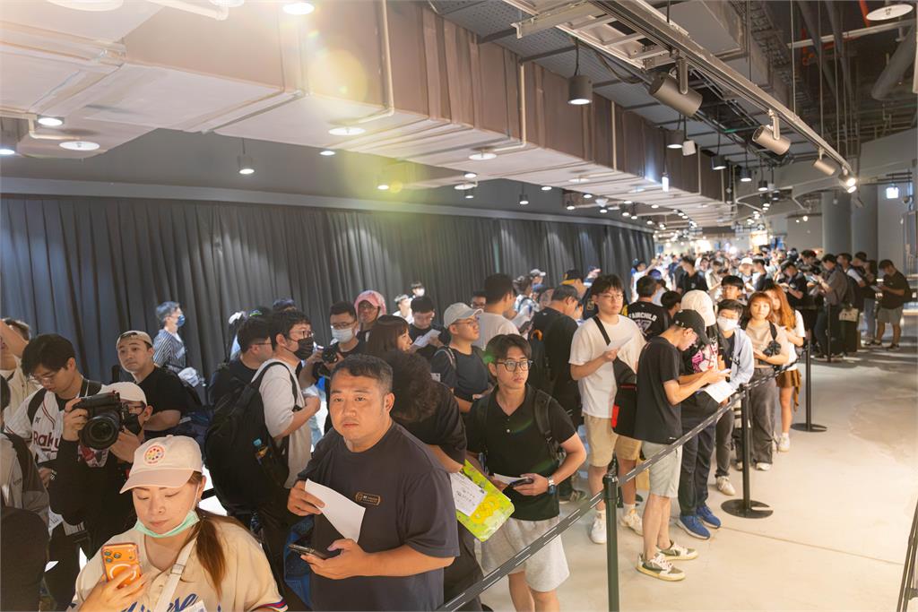 啦啦隊／韓籍女神化身冰店老闆娘！開幕1分鐘塞爆300人驚見粉絲衝太快跌倒