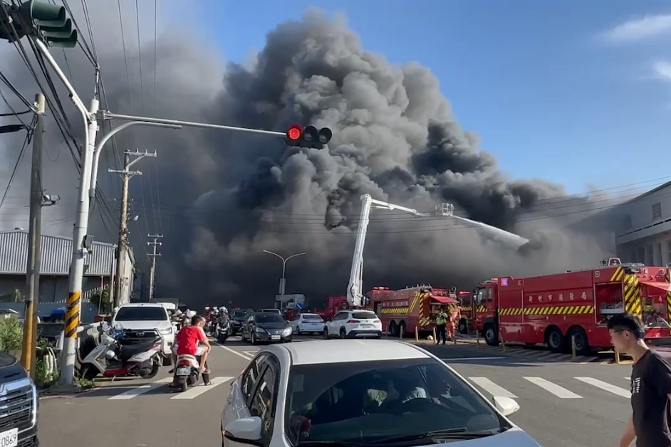 快新聞/新竹香山下午發生工廠大火 濃煙滾滾火勢猛烈