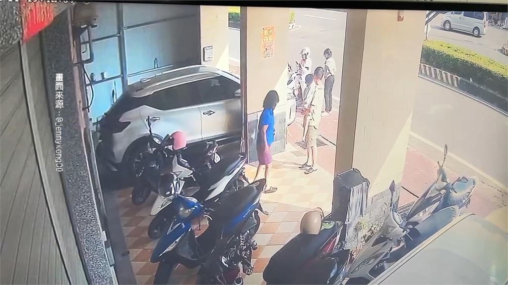進化了？高雄「1.5米綠鬣蜥」撞門企圖闖屋　屋主嚇壞報警