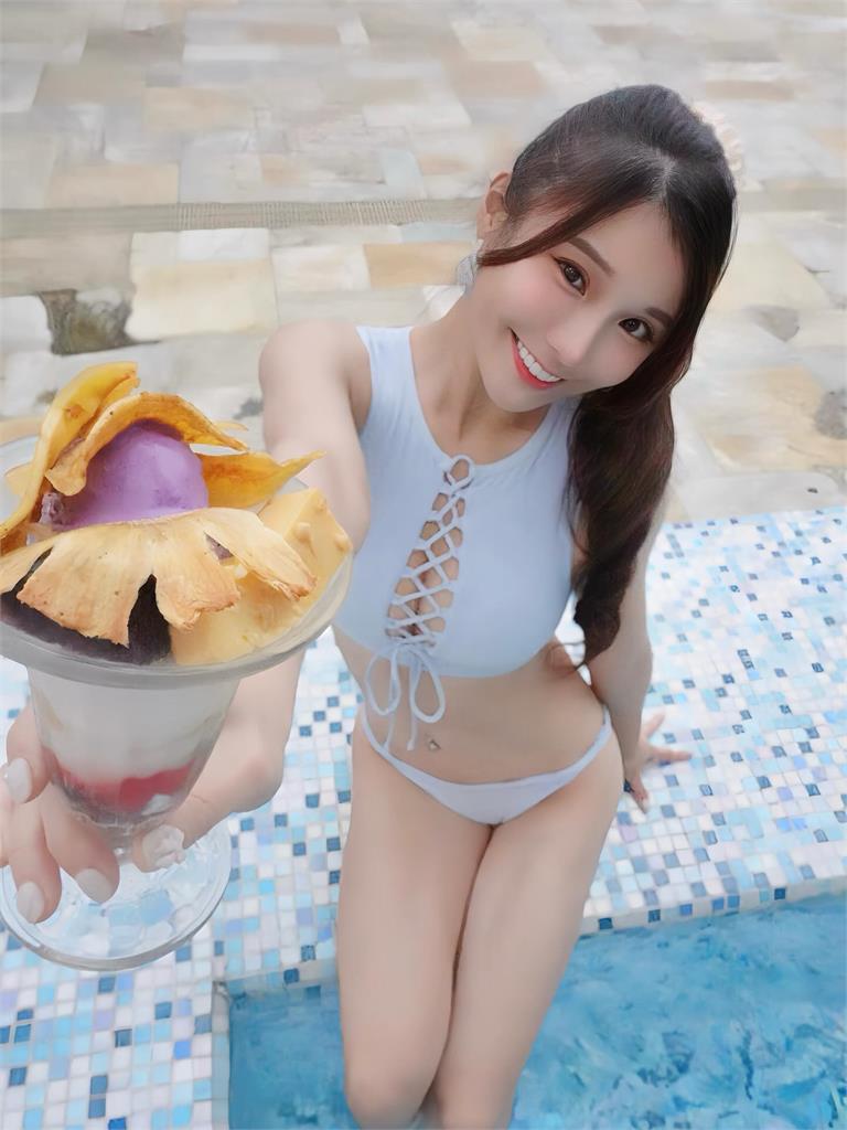 琳妲比基尼「中間全是洞」辣翻天!透視裝炸出「超兇白麻糬」網嗨喊:鼻血直噴